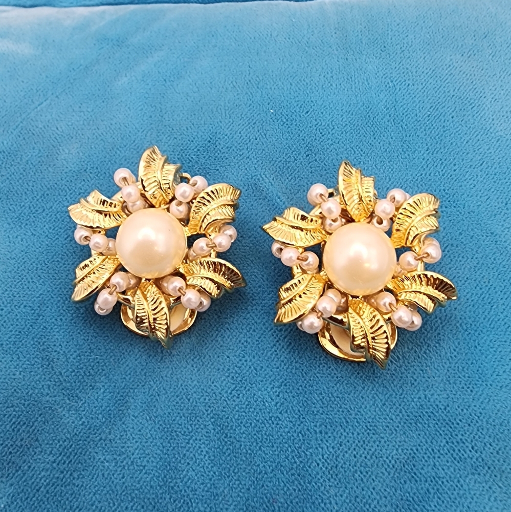 KJL Kenneth Jay Lane Gold Tone / Faux Pearl Clip on Earring